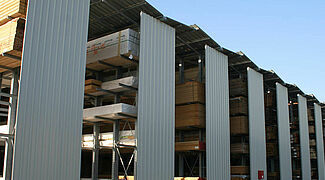 [Translate "Switzerland (FR)"] Rayonnage cantilever avec toit et bardage mural